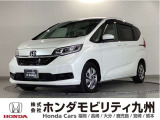 フリードHV Gです。2列目キャプテンシートのこの車両は、パワースライドドアや、オートエアコン、スマートキー等の充実装備搭載した6人乗です。
