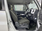 運転席の足元は広々としており、座席は大きく前後にスライド出来るので自分に合ったポジションで運転する事が出来ます。アクセルやブレーキにクセもなくとても運転のしやすい車両です。