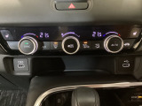オートエアコンは左右席で独立温度コントロールが可能です。運転席はキンキンに冷やして助手席はマイルドにと言った設定が可能です。暑さ寒さでケンカすることもなくなりますね。