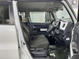 運転席の足元は広々としており、座席は大きく前後にスライド出来るので自分に合ったポジションで運転する事が出来ます。アクセルやブレーキにクセもなくとても運転のしやすい車両です。