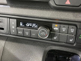 【オートエアコン】一度お好みの温度に設定すれば、車内の温度を検知し風量や温度を自動で調整。暑い&hellip;寒い&hellip;と何度もスイッチ操作をする必要はありません。快適な車内空間には必須の機能ですね♪