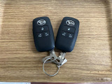 【スマートキー】 スマートキーを携帯していれば、ドアハンドルのボタンを押すだけでロックの解除ができます。