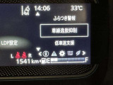 レーンディパーチャーアラートとは車線または走路からの逸脱の可能性を警告すると共に、車線または走路からの逸脱を避けるためのハンドル操作の一部を支援する機能です。詳細は販売店スタッフまでおたずねください。