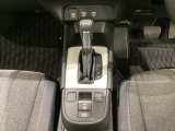 「e:HEV」は、モーター走行を中心にしながら電気エネルギーやエンジン動力を最も効率よく使い分けることができる賢いハイブリッドシステムです。サイドブレーキはスイッチ操作の電子制御パーキングブレーキです