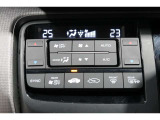 運転席と助手席の温度設定の変更が可能な左右独立タイプのデュアルエアコンです♪♪♪暑がりな人・寒がりな人も誰もが車内を快適にお過ごしいただけます♪♪♪