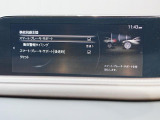 こちらのお車には先進安全装備が多数搭載されています。衝突被害を回避あるいは軽減するためのブレーキや、後方死角からの接近警報、車線逸脱を防止する警報装置など、詳しくはスタッフまでお尋ねください。