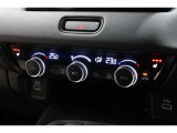 運転席と助手席の温度設定の変更が可能な左右独立タイプのデュアルエアコンです♪♪♪暑がりな人・寒がりな人も誰もが車内を快適にお過ごしいただけます♪♪♪