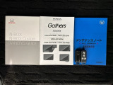 スマートキーは鍵をバッグに入れたままでもドアロックの開閉やエンジンのON・OFFができます。夜間や雨の日も鍵を探さなくて良いので便利です。