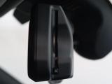 【ルームミラー一体型ETC】BMWといえばルームミラー一体型のETC。ドライバーから差し込めるかたちになっておりますので、差し忘れの際も慌てずにご利用いただけます。