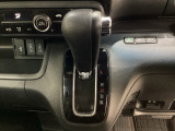 CVT車のセレクトレバーです。低速から高速まで、変速ショックのないスムーズな走りを実現するとともに、エンジン効率のよい領域を維持することで燃費にも貢献します。