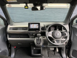運転席周りです。カップホルダーや小物の収納などは必須ですよね!!使い勝手の良いつくりになっております!!