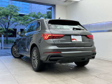 Audiのリヤディフューザーは、車両の後方での空気の流れを整え、乱流を減少させることで、走行安定性を向上させます。またスポーティで洗練された外観を提供し、全体のスタイルに一体感を持たせます。