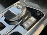 電動ブレーキ&オートホールドでブレーキ力を自動でキープ信号待ちなどの停車時に、ブレーキペダルを踏み続けていなくても自動的にブレーキ力がキープ。ペダルを踏み続けることによる足の疲れを緩和します。