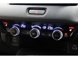 運転席と助手席の温度設定の変更が可能な左右独立タイプのデュアルエアコンです♪♪♪暑がりな人・寒がりな人も誰もが車内を快適にお過ごしいただけます♪♪♪