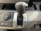 インパネシフトだから視線の移動も少なく足元もスッキリ♪運転席もゆったりしているのでゆとりを持ってドライブできますね!