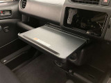 何かと便利なグローブボックス。メンテナンスノートや車検証、ちょっとしたメモと筆記用具等を入れておくとあればもしもの時にも便利ですね。