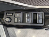 パワーウィンドウのスイッチですよ。 運転席に居ながら窓を開け閉めのコントロールできますよ。 ロック機能で、子供がイタズラして窓を開けるという事も無くなりますよ。