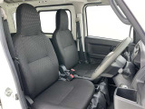 高いホールド性で運転姿勢が安定します。長距離ドライブでも疲れにくいのが魅力です。快適なドライビングライフをお送りください♪