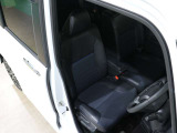 程よい硬さとホールド性が高いシートで長時間運転も快適です。