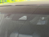 【トヨタセーフティセンス】走行中に前方の車両等を認識し、衝突しそうな時は警報とブレーキで衝突回避と被害軽減をアシスト。より安全にドライブをお楽しみいただけます。