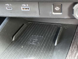 置くだけ充電機能やUSBポートなど便利な機能が盛りだくさん。