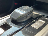 電制シフト。手のひらで包むようにして、手首を軽く動かすだけでシフトできる、マウス感覚のシフト。