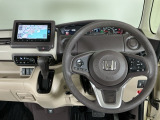 【ハンドル】運転にかかわる様々な操作を安全に行えるように視点移動が少なく操作性に配慮されたスイッチ類が凝縮されたコックピットです。
