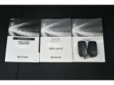 保証書・記録簿・取扱説明書と揃っていいます。キーの電池は新品にお取替えしてから納車させて頂きます。
