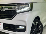 【LEDヘッドライト】悪天候や夜間走行時も良好な視界を確保し安心して運転できる高輝度LEDヘッドライトを装備!点灯速度が早く、消費電力も抑えられています。