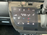 タブレット端末のようなタッチパネル式のオートエアコン採用。凹凸のない滑らかな表面で操作感を高めています。