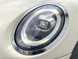 ●LEDヘッドライト:夜間走行時も良好な視界を確保し安心して運転できる高輝度LEDヘッドライトを装備!点灯速度が早く、消費電力も抑えられています。