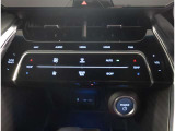 お車のキーはスマートキーです。キーを身につけた状態で車に近づき、ドアロックの解錠や施錠操作が出来ます。雨の日など両手がふさがっている時など、とっても便利ですね。