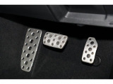 スポーティなデザインのアルミパッドブレーキペダルです。