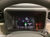 デジタル表示のスピードメーターとタコメーター、燃費やオドメーターなどの表示の他に、ホンダセンシング機能などの表示もできる多機能なマルチインフォメーション・ディスプレイです。