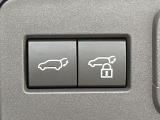 【パワーバックドア】スマートキーや運転席のボタンを押すだけでリアゲートが自動で開閉します!荷物を持っている時や、高い位置にあるバックドアを閉める際に便利な機能です♪