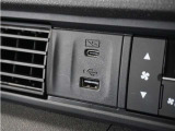 ◆USB接続端子◆スマホやiPodなどを接続して、いつもの音楽を車内でもお楽しみいただけます♪