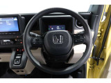 運転中もハンドルでの操作が可能です。特に高速道路等の目が離せない運転時には、便利さだけでなく、安全性も兼ね備えております。