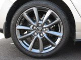 18インチ純正アルミホイールを装備。タイヤサイズは215/45R18となります。
