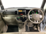 車内は光触媒抗菌消臭施工済です。インパネ周りはスタイリッシュなデザインです。グローブボックスやカップホルダーのほかにトレーなどたくさんの収納スペースが付いています。