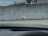 HUD: ヘッドアップディスプレイはドライバーが前方に集中できるよう、ナビや車速情報をフロントガラスに投影するシステムです。