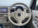 インテリアに合わせたデザインのステアリングは、運転される方のことも考え、運転しやすい形状、大きさです。是非一度、実際に触ってお確かめください。