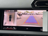 ●リアビューカメラ『入車経路を算出し、ガイドラインと補助線をディスプレイに表示します。同時にバンパーに内蔵のセンサーが障害物を感知し音で注意を促します。後方の死角も安心していただけます。』