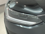 LEDヘッドライトは、点灯の瞬間から最大光量を発揮し、突然暗くなるトンネルなどでの安定感を高めます。