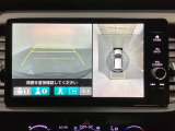 マルチビューカメラシステム搭載車です。お車の周囲を全方位でカバーします。後方・前方・両脇と、コンディションが悪い視界でもカラーモニターに映し出した映像がドライバーをサポートします。