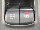 【電動パーキングブレーキ】パーキングブレーキは便利な電動式!ボタン一つで操作でき、アクセルを踏めば自動で解除されます♪レバーやペダルが無いので運転席廻りもすっきりしますね♪