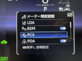 レーンディパーチャーアラートとは車線または走路からの逸脱の可能性を警告すると共に、車線または走路からの逸脱を避けるためのハンドル操作の一部を支援する機能です。詳細は販売店スタッフまでおたずねください。