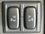 【両側パワースライドドア】スマートキーや運転席のスイッチで後席両側スライドドアの開閉が可能♪電動だから力を入れてドアを開ける必要が無く、小さなお子様でも簡単に開け閉めでき快適です♪