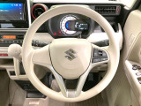 インテリアに合わせたデザインのステアリングは、運転される方のことも考え、運転しやすい形状、大きさです。是非一度、実際に触ってお確かめください。