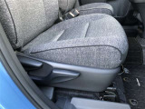 運転席シ-ト座面は上下アジャスタ-付です。お好みの位置に調整可能です。