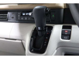 インパネシフトだから視線の移動も少なく足元もスッキリ♪運転席もゆったりしているのでゆとりを持ってドライブできますね!
